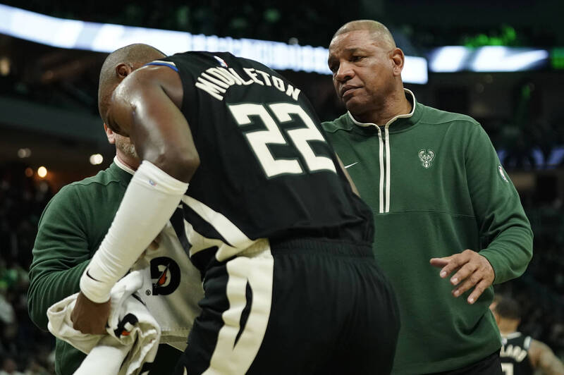 米德爾頓臉部被打到流血退場。（美聯社）