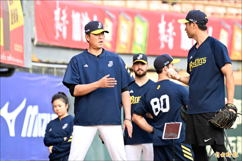 王建民（左，記者李惠洲攝）