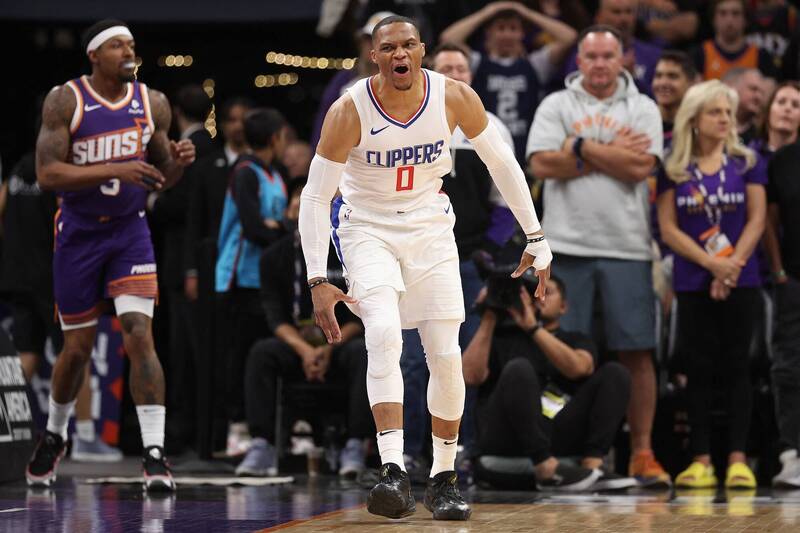 魏斯布魯克（Russell Westbrook）繳出16分15籃板15助攻大三元，隊史第一人。（法新社）