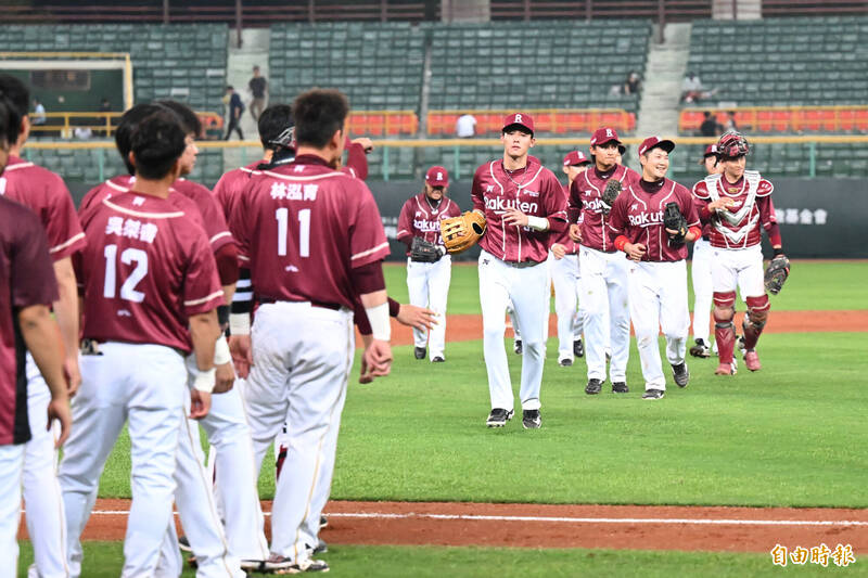 桃園球場趕不上開季，導致樂天桃猿變「流浪猿」。（資料照，記者李惠洲攝）