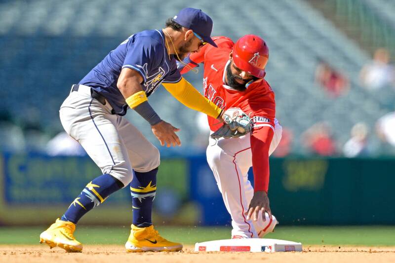 天使跑者阿德爾（右）盜二壘衝過頭被觸殺出局。（法新社）