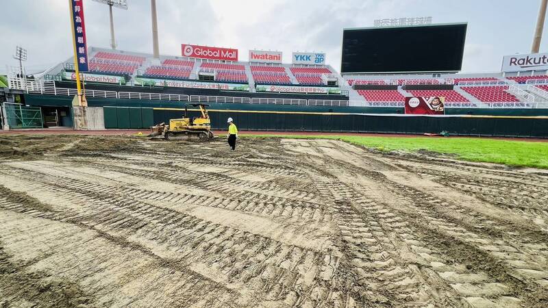 桃園棒球場左外野局部積水改善，11日持續進行砂層調整作業。（桃園市體育局提供）