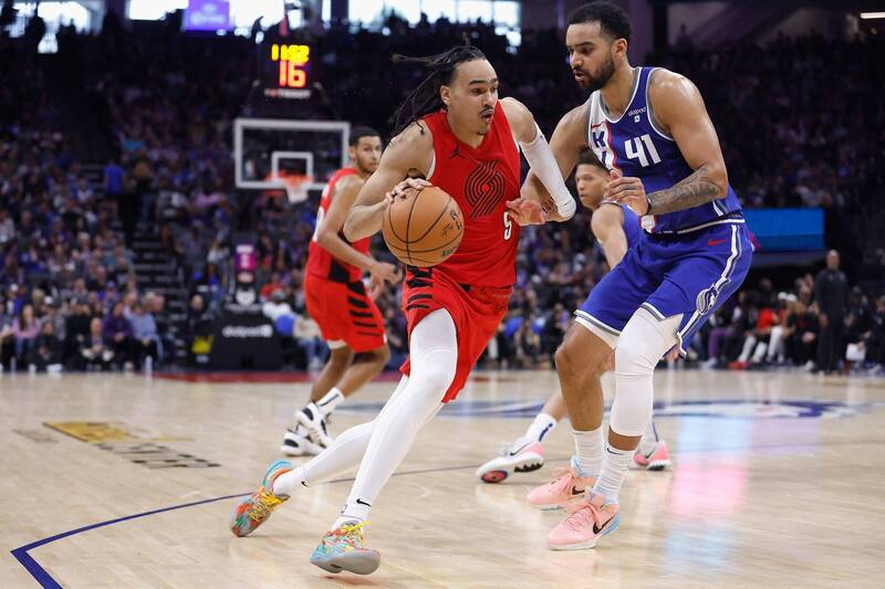 班頓（持球者）今天三分15投0中，寫下NBA最差紀錄。（法新社）