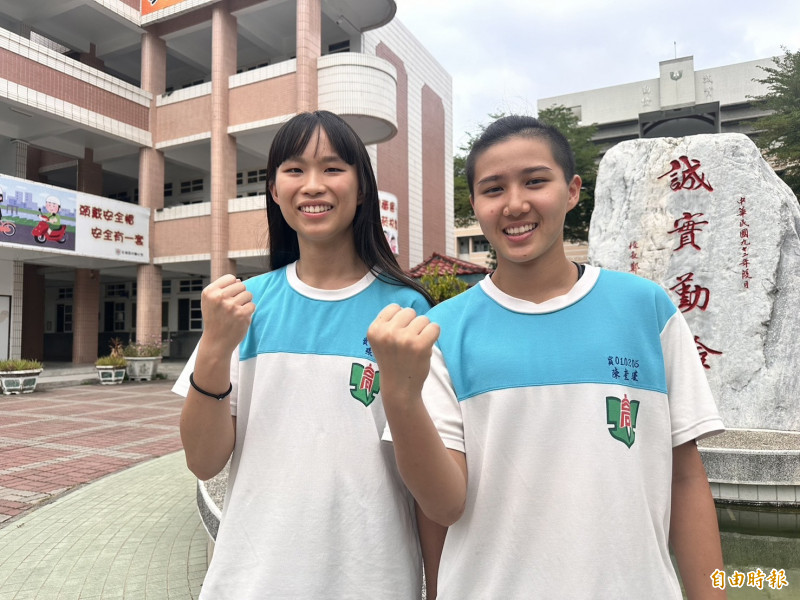 高三學姊張筱玉（左起）、陳奎瑾已獲保送大學資格，更喊話學妹們打破紀錄。（記者李文德攝）