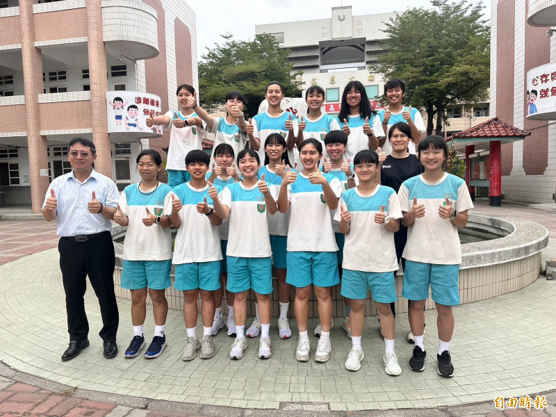 北港高中女子排球隊奪得112學年度HVL高中排球甲級聯賽季軍，創下校隊紀錄。（記者李文德攝）