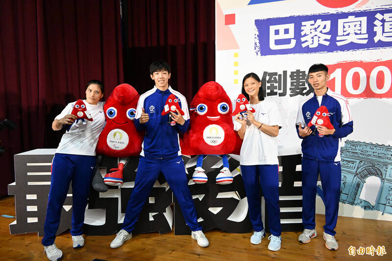 由左至右 陳念琴、彭名揚、吳詩儀 、林昱堂拿著吉祥物巴黎奧運吉祥物「弗里吉（Phryge）」。（記者李惠洲攝）