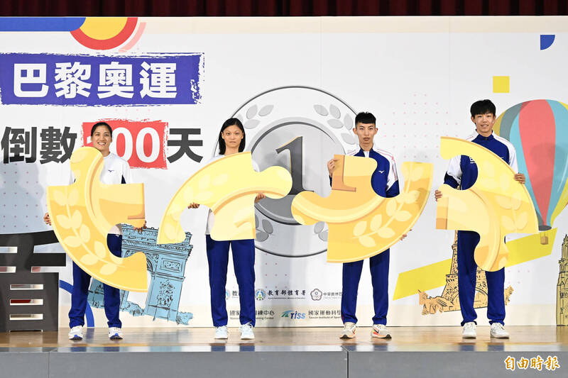 國訓奧運倒數100天宣示活動，由左至右 陳念琴、吳詩儀 、林昱堂、彭名揚各拿金牌拼圖。（記者李惠洲攝）