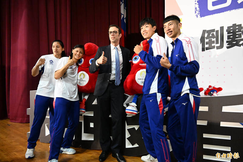 陳念琴、吳詩儀 、林昱堂、彭名揚與法國在台協會主任龍燁合影。（記者李惠洲攝）