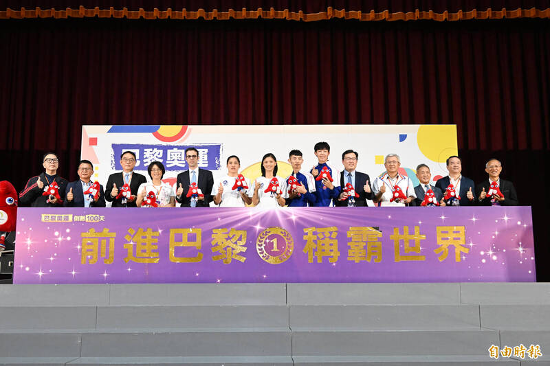 法國在台協會主任龍燁與體育署鄭世忠署長，田徑代表林昱堂、彭名揚 拳擊代表陳念琴、吳詩儀一同合影，倒入金沙象徵前進巴黎稱霸世界勇奪金牌。（記者李惠洲攝）