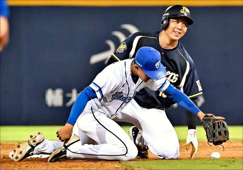 兄弟周思齊完成生涯第99次盜壘成功。
（記者陳
志曲攝）