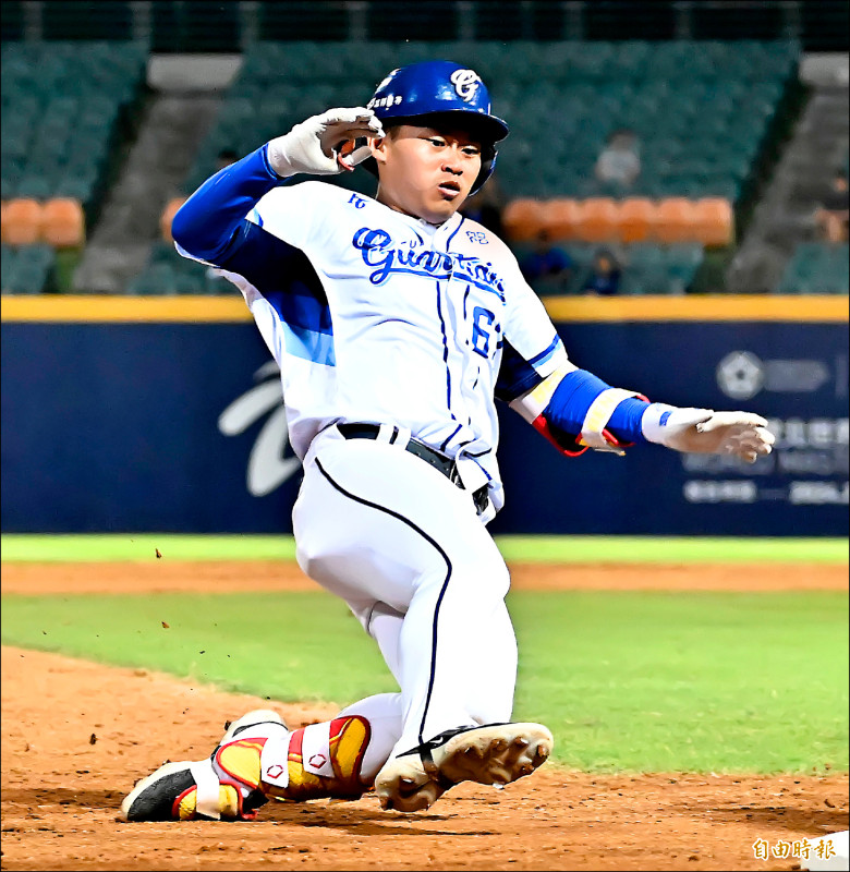 悍將辛元旭敲出三壘打，幫助球隊超前比分。
（記者陳志曲攝）