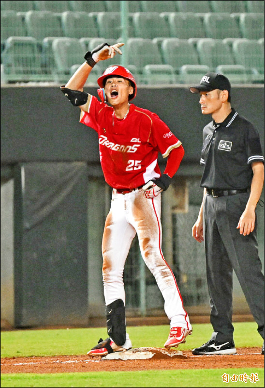 味全龍張政禹敲出三壘安打，帶有2分打點，追平台鋼。
（記者廖耀東攝）