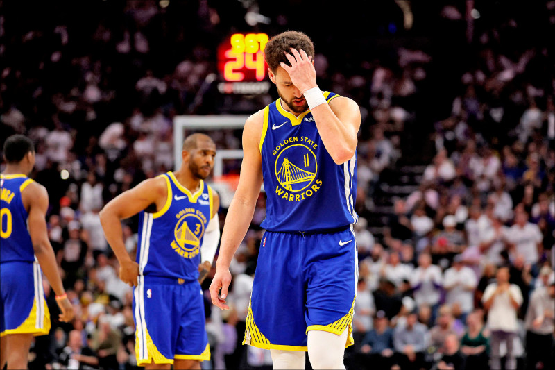 勇士K.湯普森（右）昨10投盡墨，下季能否續留勇士受矚目。（法新社）