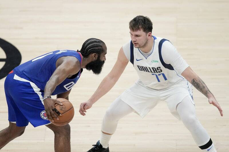 哈登與東契奇（Luka Doncic）。（資料照）