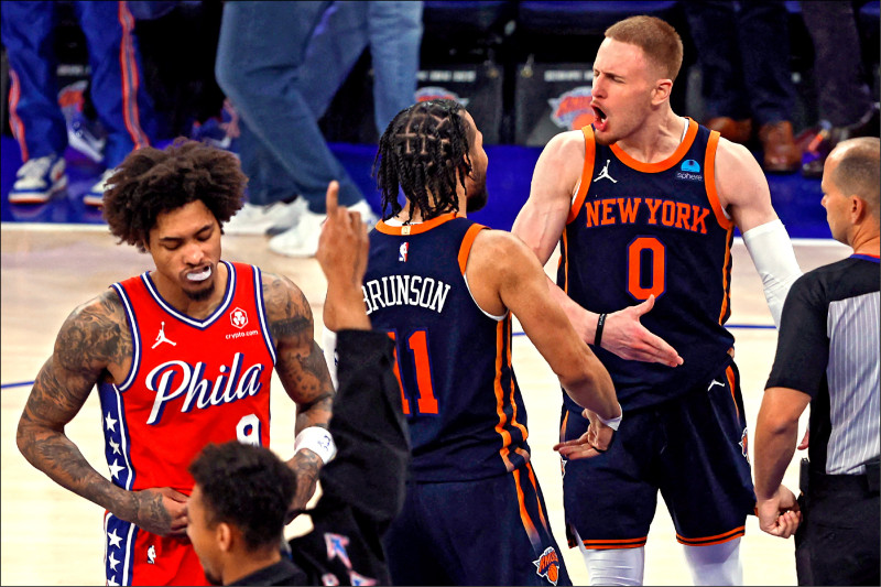 尼克布朗森（中）、迪文森佐（右）的連2記三分彈完成大逆轉，讓七六人吞下2連敗。（法新社）