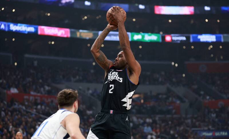 雷納德（Kawhi Leonard）復出不過快艇不敵獨行俠，系列賽戰成1：1平手。（USA TODAY Sports）