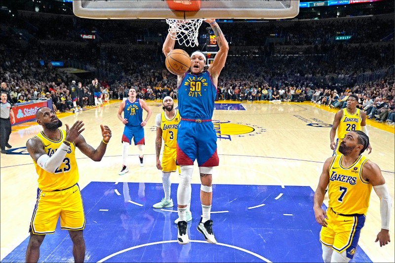 金塊A.戈登（中）砍29分，助隊逆轉湖人，系列賽以3：0率先聽牌。（美聯社）