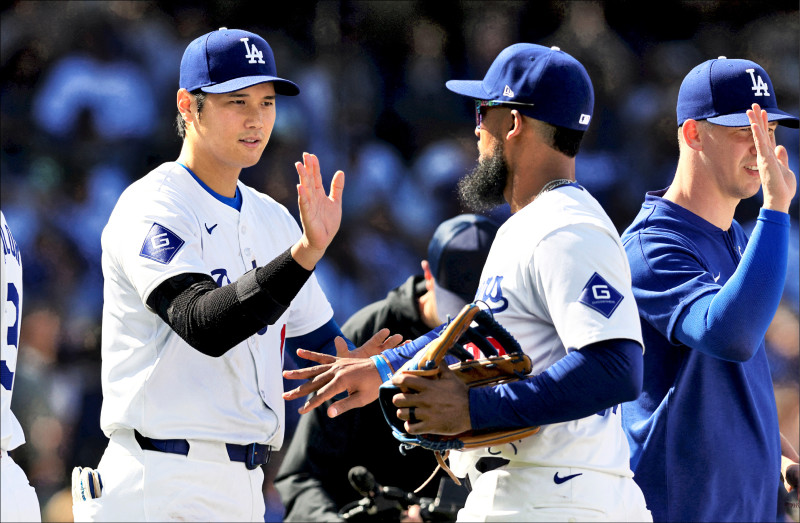 道奇大谷翔平（左）不靠翻譯和隊友赫南德茲（右）建立情誼。
（資料照，今日美國）