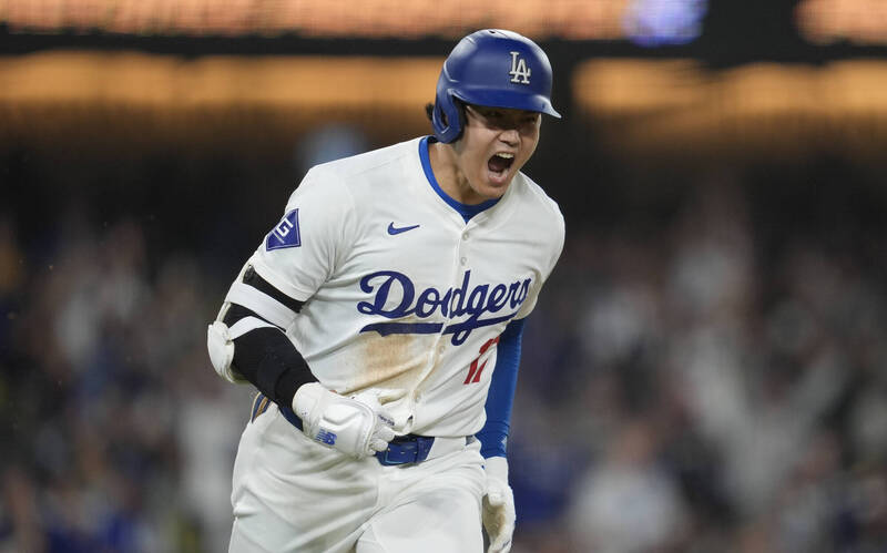 大谷翔平10局下敲出帶有追平分的適時安打，助隊起死回生，道奇終場以1分氣走勇士。（美聯社）