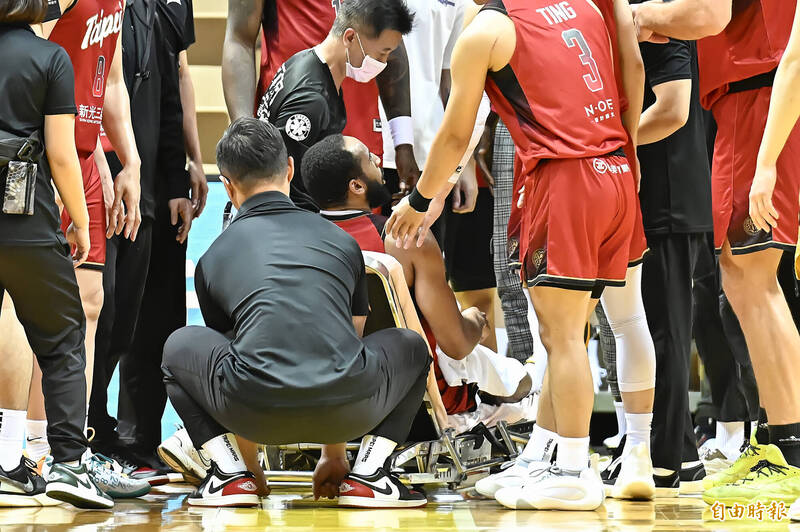 台北戰神赫里斯-傑佛森受傷。（記者陳志曲攝）