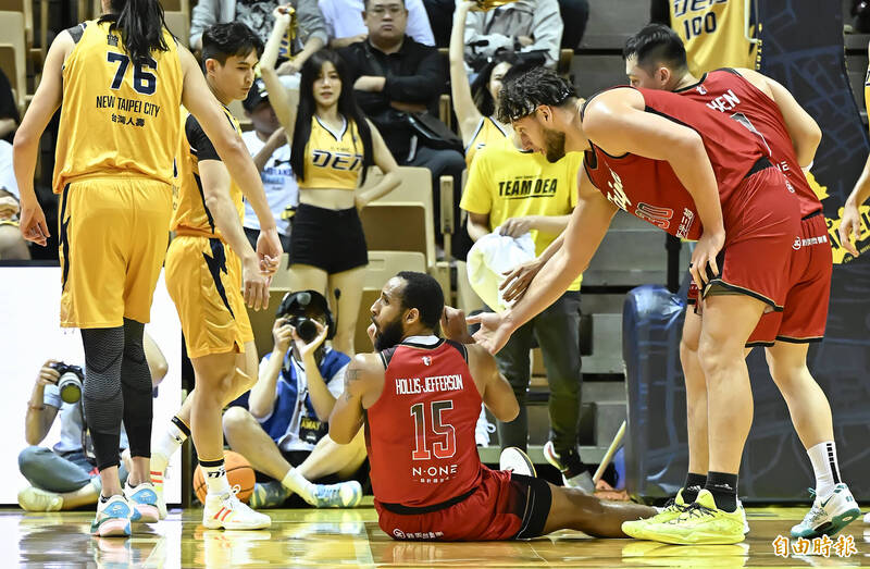 台北戰神赫里斯-傑佛森受傷。（記者陳志曲攝）