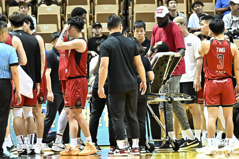 台北戰神赫里斯-傑佛森受傷。（記者陳志曲攝）