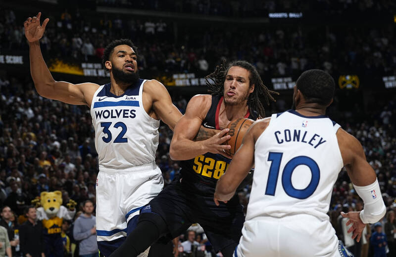 灰狼前鋒A.戈登（中）。（美聯社）