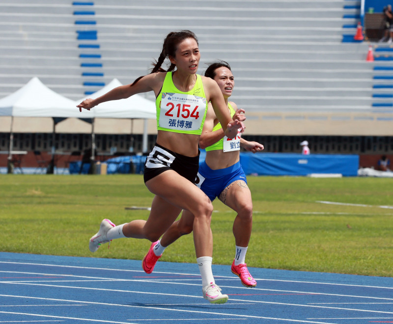 國立體大張博雅在113年全大運公開女生組200公尺決賽以24秒17摘金，完成3連霸。（全大運提供）