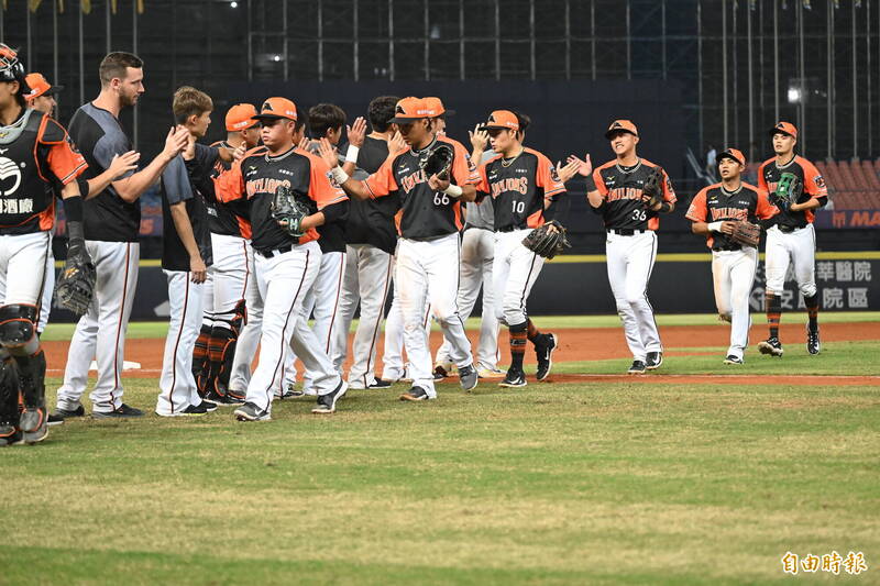 統一獅有機會在明天點亮上半季封王魔術數字M26，創下最快點燈的紀錄。（記者廖耀東攝）