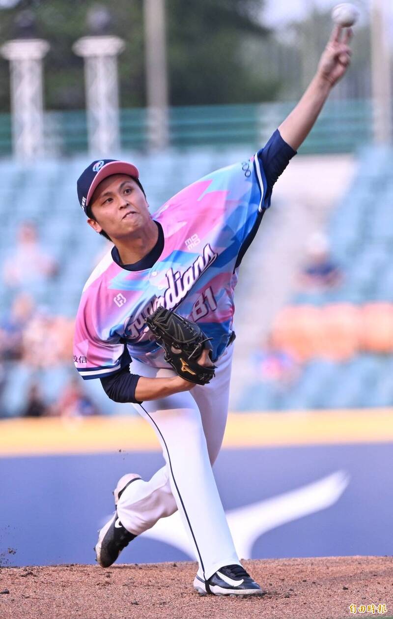 富邦悍將先發投手陳仕朋。（記者劉信德攝）