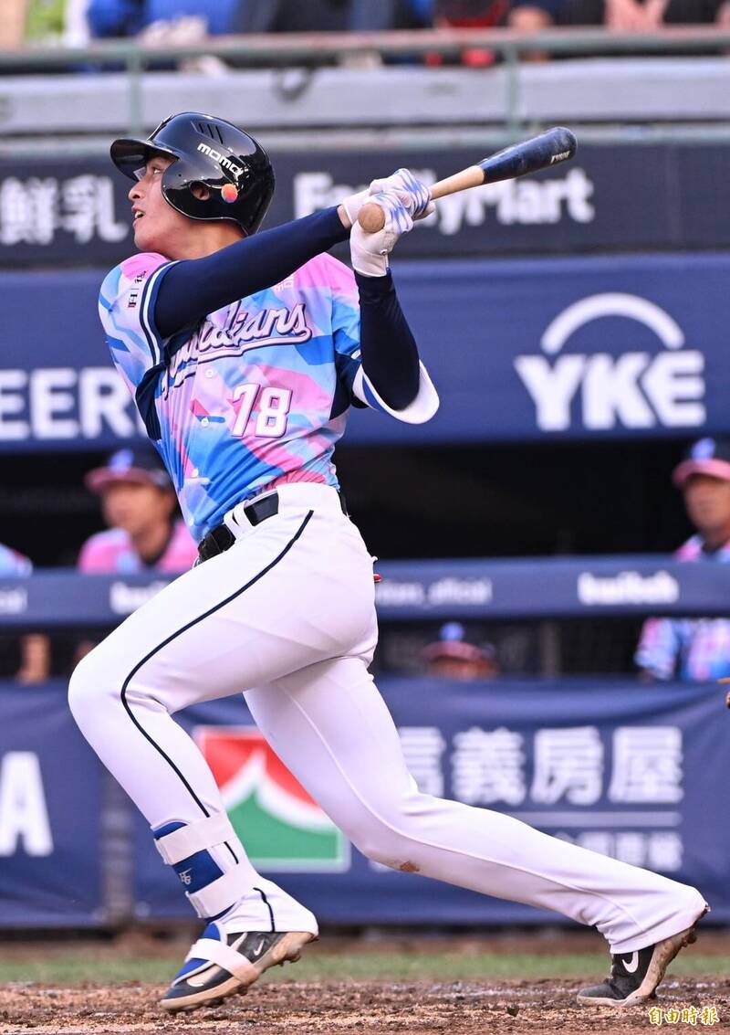 富邦悍將董子恩擊出安打。（記者劉信德攝）