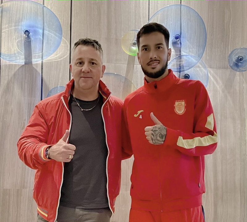 總教練懷特探訪殷亞吉。（足協提供）