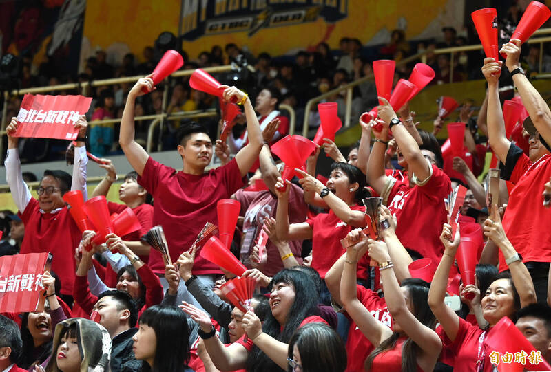 戰神球迷超嗨。（記者王藝菘攝）
