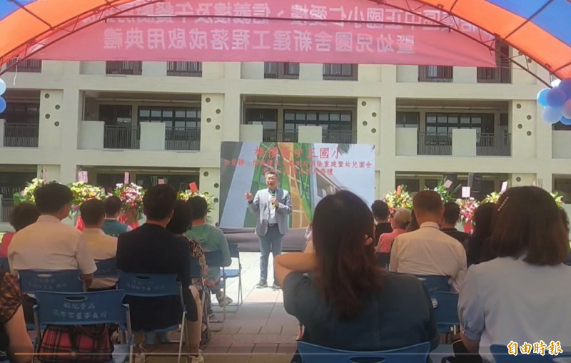 立委蔡其昌參加梧棲區中正國小仁愛樓、信義樓及午餐廚房拆除重建暨幼兒園新建落成典禮致詞。（記者張軒哲攝）