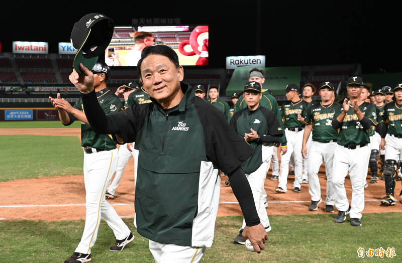 台鋼雄鷹總教練洪一中今在樂天桃園球場拿下執教生涯第1000勝。（記者林正堃攝）