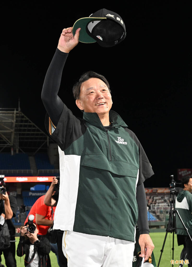 台鋼雄鷹總教練洪一中今在樂天桃園球場拿下執教生涯第1000勝。（記者林正堃攝）
