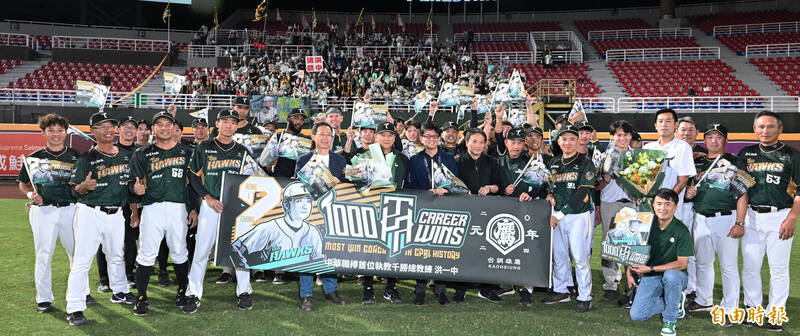 台鋼雄鷹總教練洪一中今在樂天桃園球場拿下執教生涯第1000勝。（記者林正堃攝）