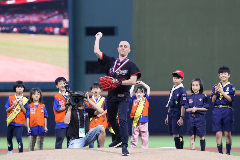 前駐紐西蘭代表蔡爾晄的希臘籍女婿貝迪瑞，今天擔任開球嘉賓。（味全龍提供）