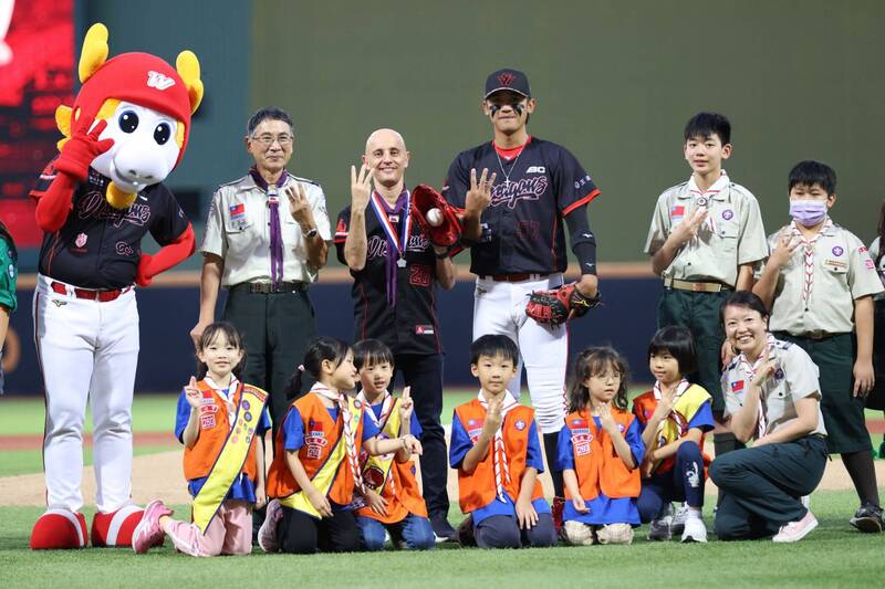 前駐紐西蘭代表蔡爾晄的希臘籍女婿貝迪瑞，今天擔任開球嘉賓。（味全龍提供）