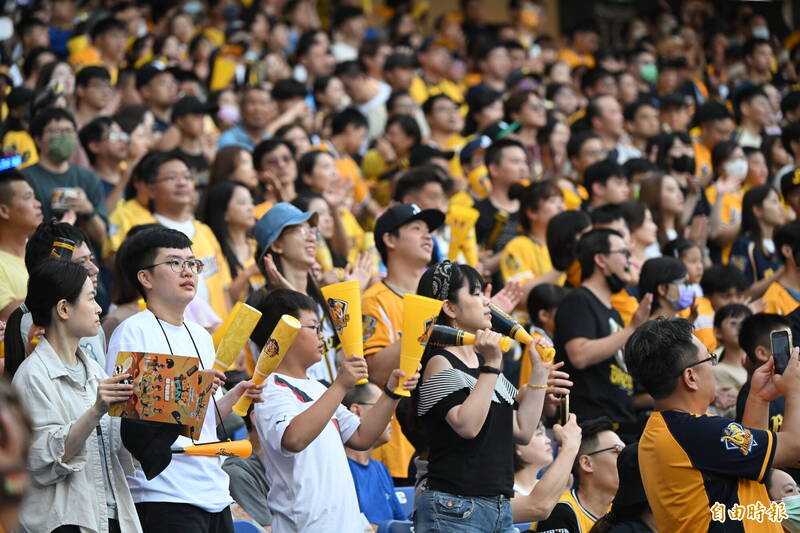 洲際球場今天湧進破萬名球迷觀戰。（記者廖耀東攝）