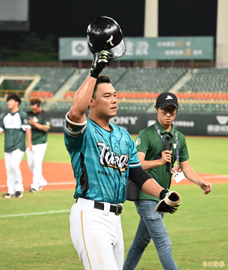 藍寅倫敲出再見安打。（記者李惠洲攝）