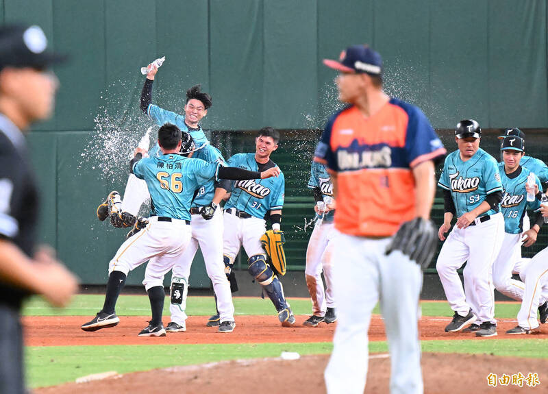 藍寅倫敲出再見安打。（記者李惠洲攝）