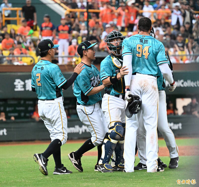 魔鷹不滿好球帶，跟主審陳均瑋裁判抗議，下牛棚後又衝上去找陳均瑋裁判理論，路易士教練與洪一中都上前阻擋魔鷹。（記者李惠洲攝）