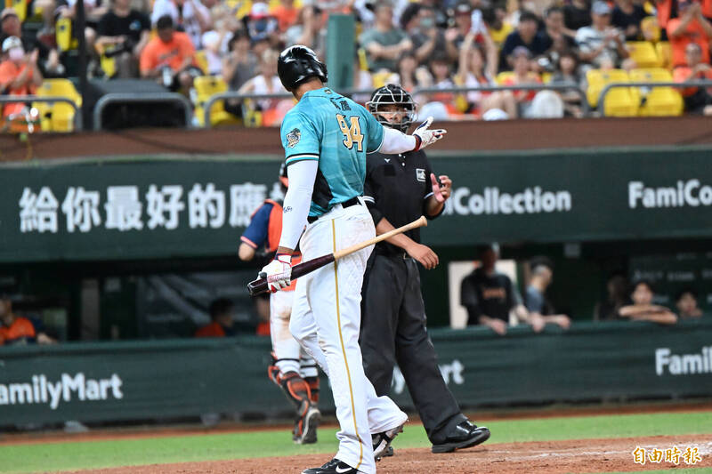 魔鷹被趕出場。（記者李惠洲攝）