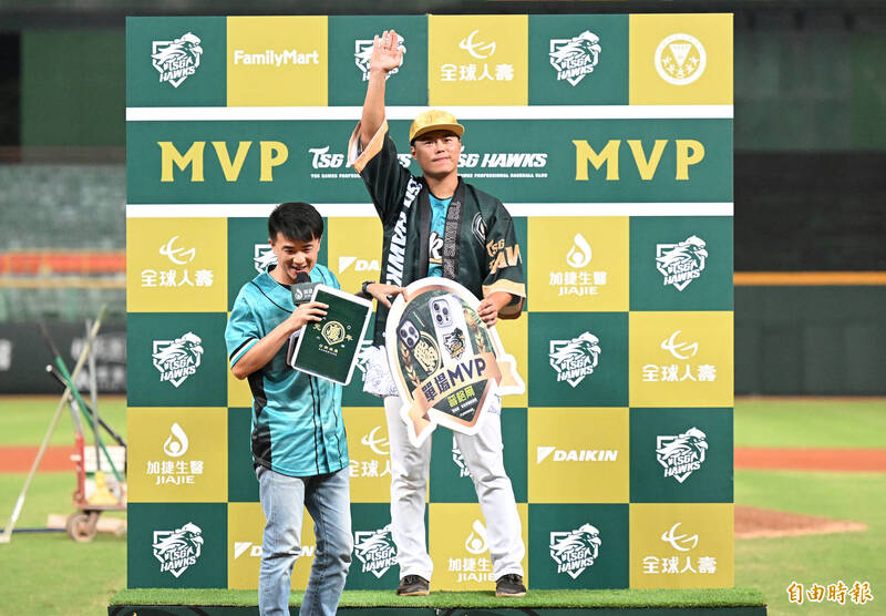 藍寅倫獲得單場MVP。（記者李惠洲攝）
