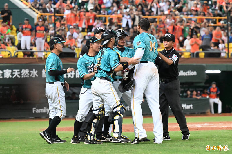 魔鷹不滿好球帶，跟主審陳均瑋裁判抗議，下牛棚後又衝上去找陳均瑋裁判理論，路易士教練與洪一中都上前阻擋魔鷹。（記者李惠洲攝）