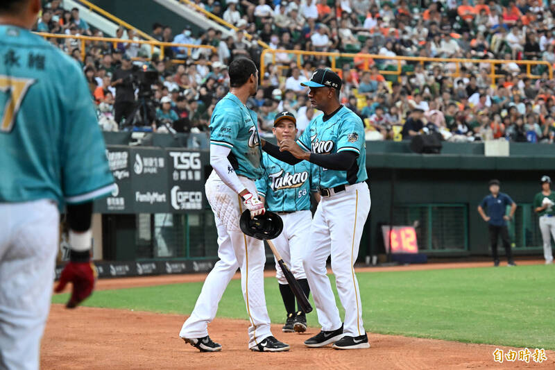 魔鷹不滿好球帶，跟主審陳均瑋裁判抗議，下牛棚後又衝上去找陳均瑋裁判理論，路易士教練與洪一中都上前阻擋魔鷹。（記者李惠洲攝）