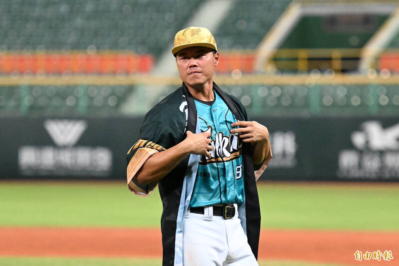 藍寅倫獲得單場MVP。（記者李惠洲攝）