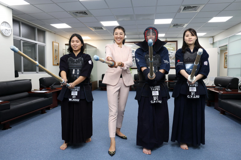 南投劍道選手劉佳朋（左3）、劉佳盈（左4）及許崴（左1），入選第19屆世界劍道錦標賽國家代表隊，南投縣長許淑華（左2）接見勉勵為國爭光。（南投縣政府提供）