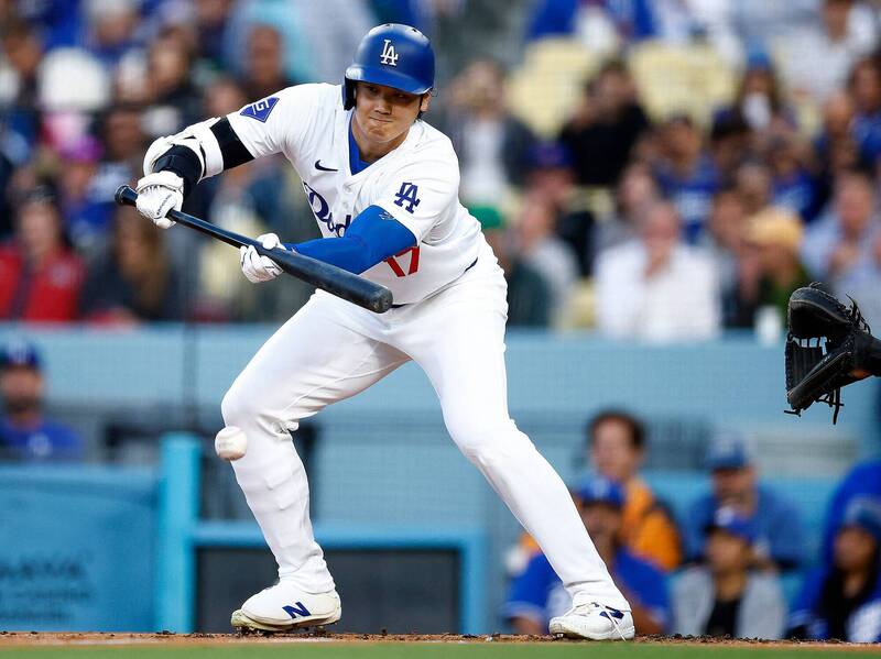 大谷翔平偷點形成內野安打。（法新社）
